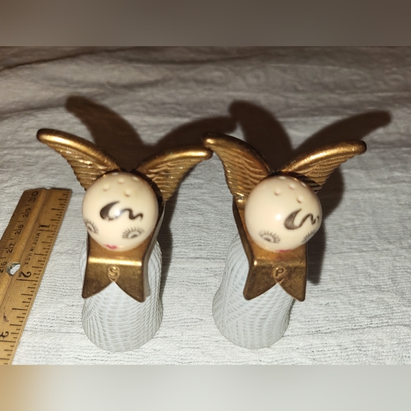 Vintage Angel salt and pepper shaker. - Picture 5 of 14